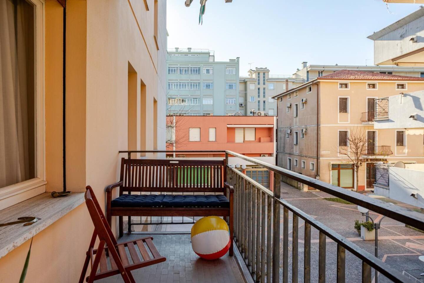 Sunny Home, Appartamento In Centro E Vicino Alla Spiaggia Grado Luaran gambar